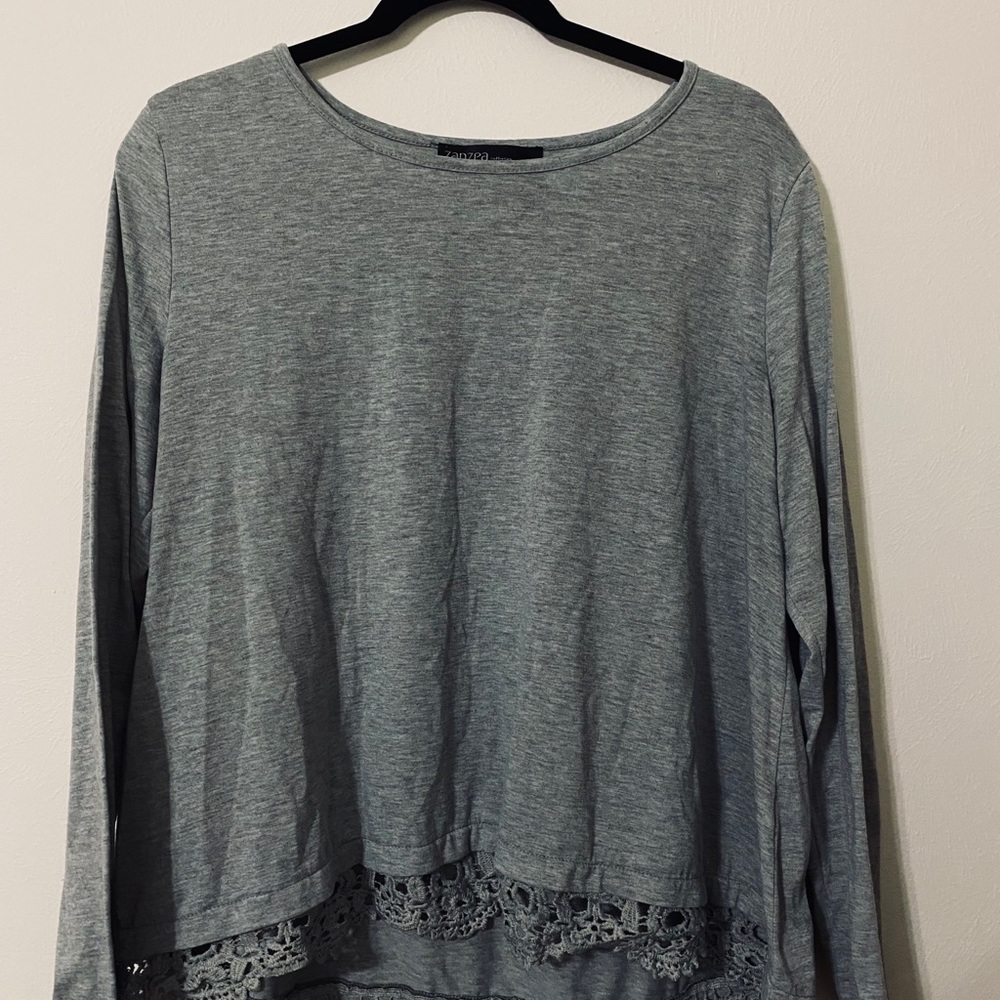 Cropped high-low lace lined top